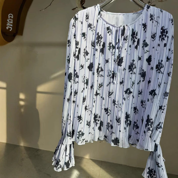 Damebluse med raffinerede folder og blomstret design Stilla