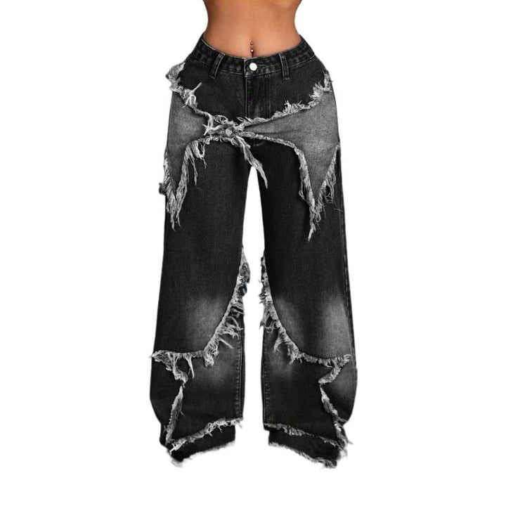 Damebredde jeans i moderne destroyed-look med frynset detaljer Skovae