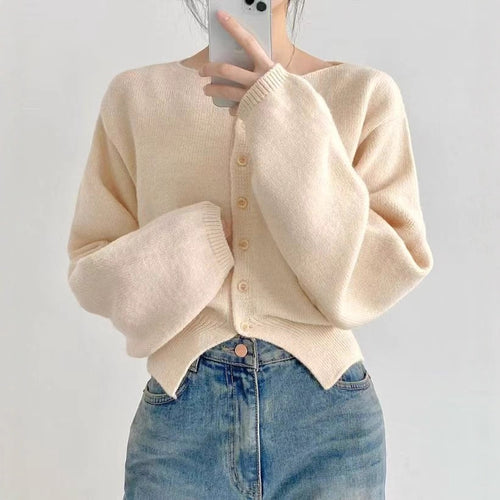 Kvinders crop sweater med knapdetalje og oversized ærmer Stilla
