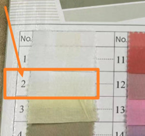 Damebluse med voluminøse flæsedetaljer og dyb V-udskæring Stilla