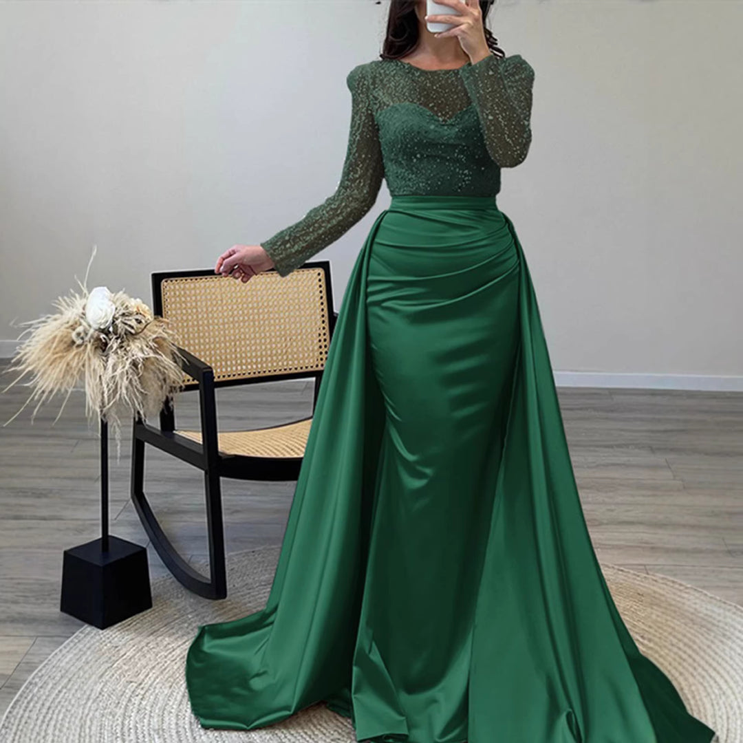 Kvinders aftenkjole med glitrende paillet top og elegant satin nederdel