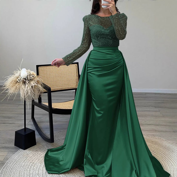 Kvinders aftenkjole med glitrende paillet top og elegant satin nederdel