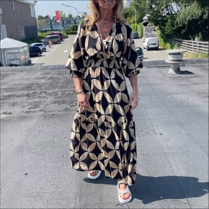 Dame nan Maxikjole med geometrisk alloverprint, smocket talje og flæser