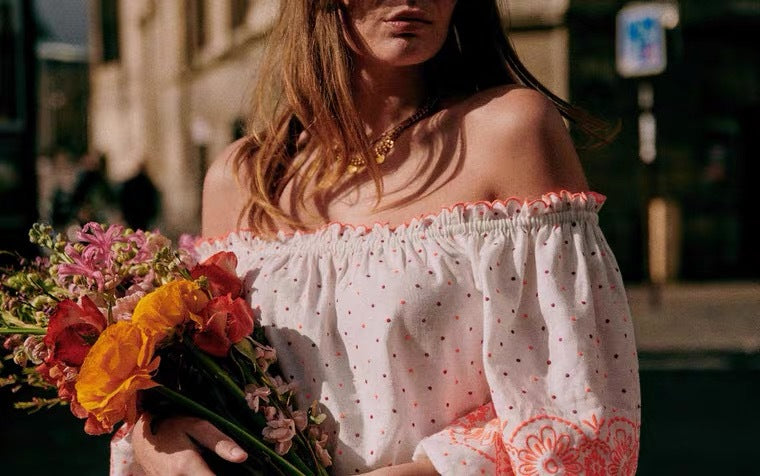 Dame Off-Shoulder Bluse med dekorative flæser og blomsteraccenter Stilla