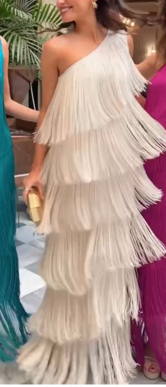 Dame fransede maxikjole med asymmetrisk snit og elegant detalje Skovae