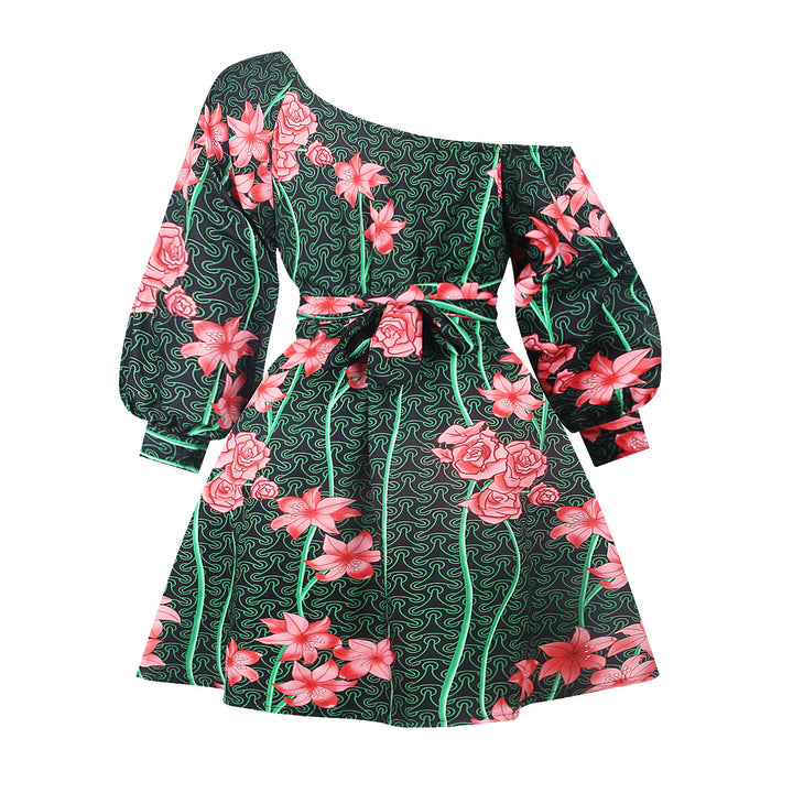 Dame elegant asymmetrisk kjole med blomsterinspirerede prints og tætsiddende design Stilla