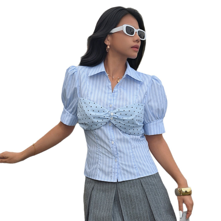 Dame kortærmet bluse med ruffles detaljer og polka-dot accent Skovae