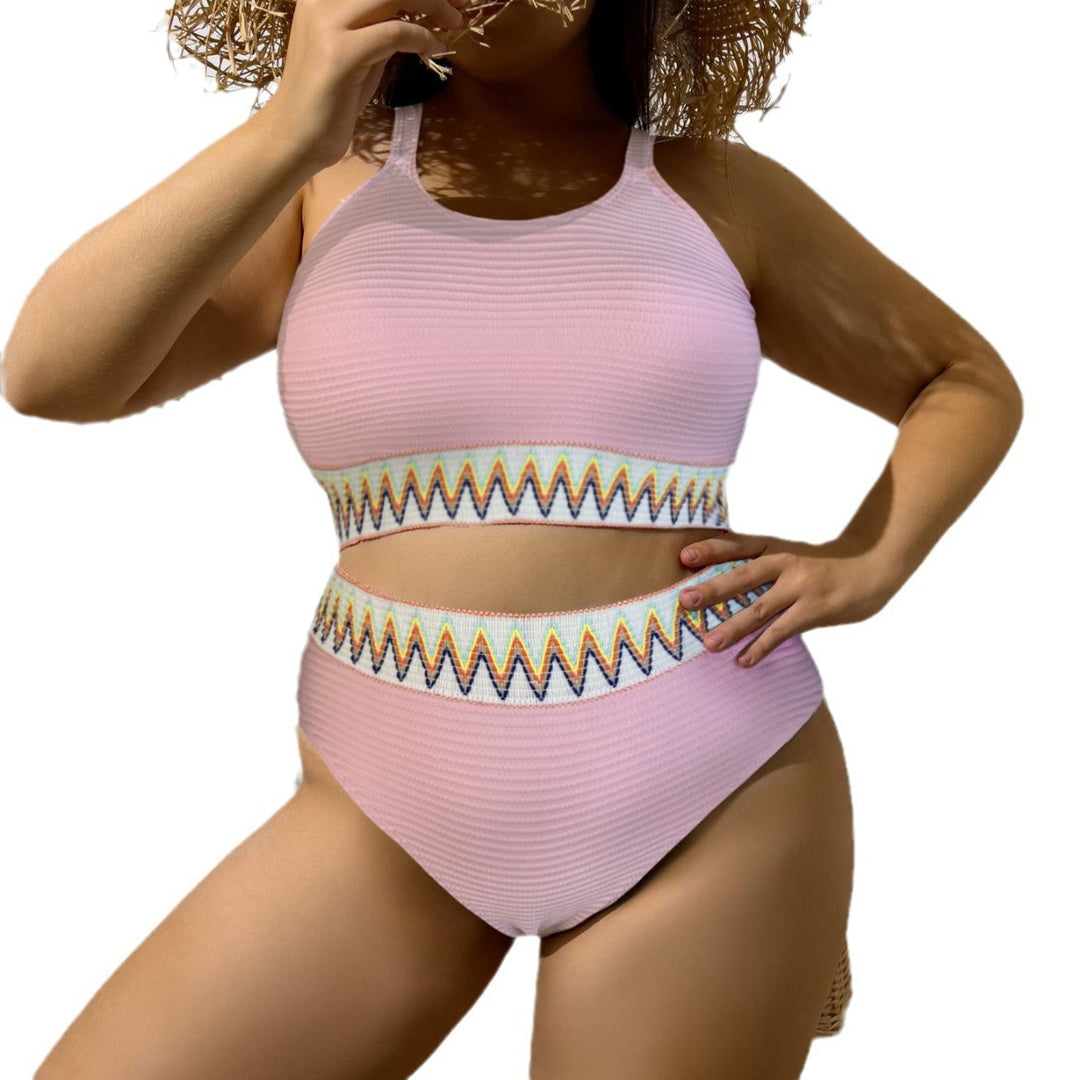 Dame Sporty to-delt badeshorts med unikt cut-out-design og farverigt banner mønster Skovae