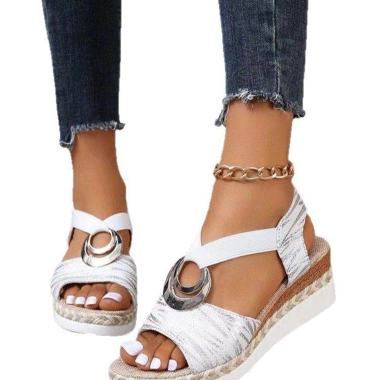 Dame Plateau-sandaler med moderigtige kryds-beklædning og elegante smykke-elementer Stilla