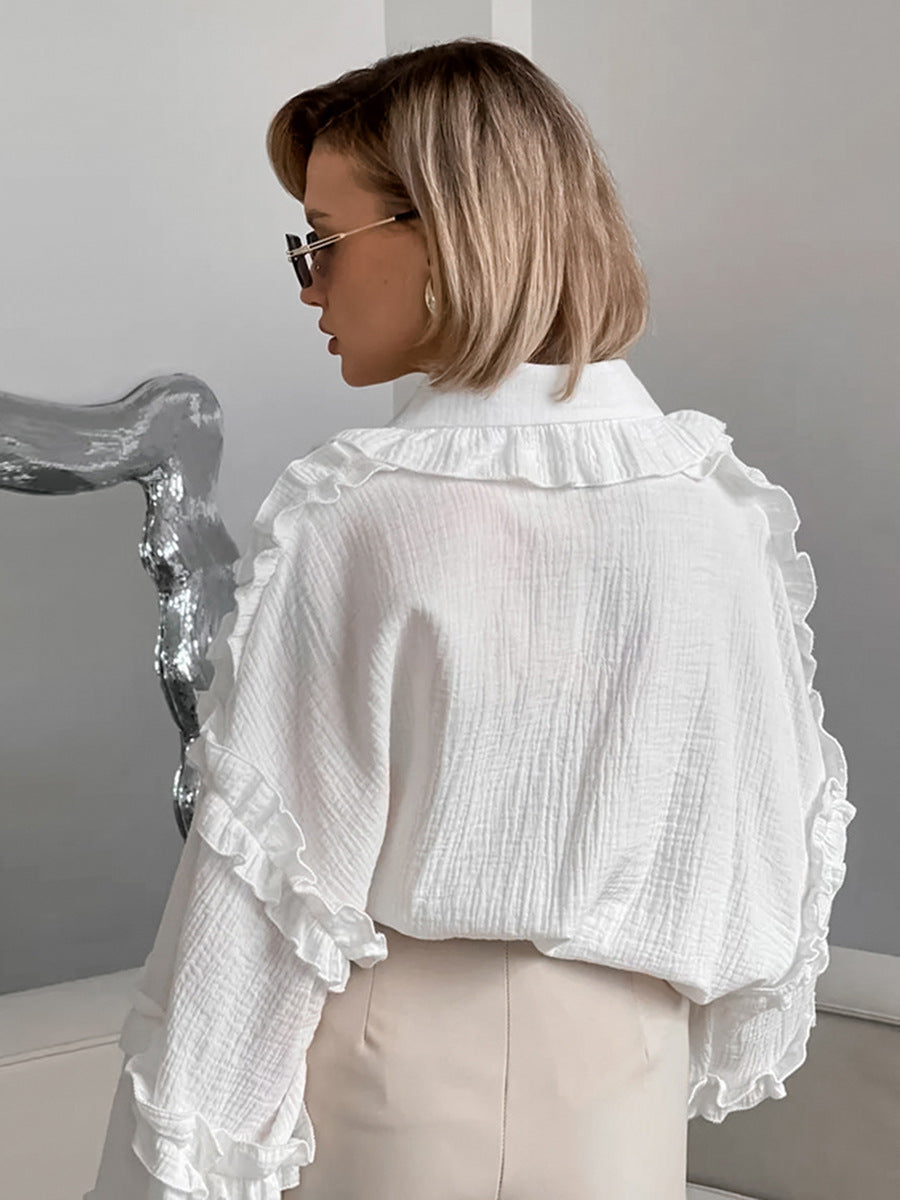 Damebluse med elegante flæsedetaljer og klassisk krave Stilla