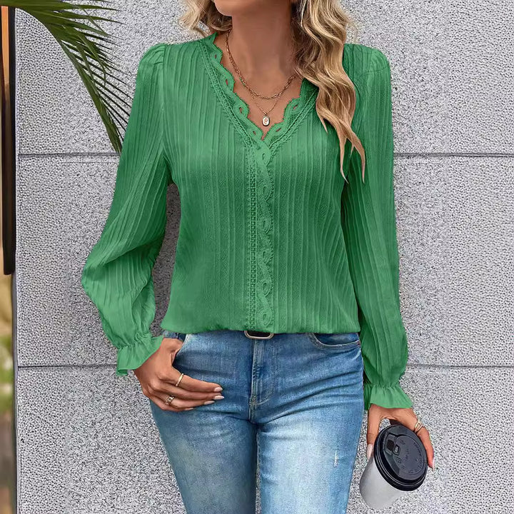 Damebluse med elegant spidsudsmykning og ruffleærmer Stilla