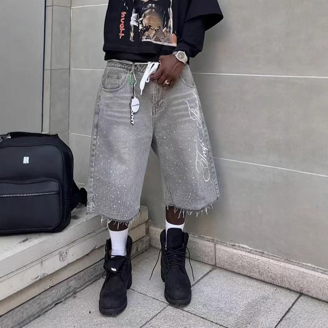 Herre afslappede denim shorts med frynset kant og grafisk tryk Stilla