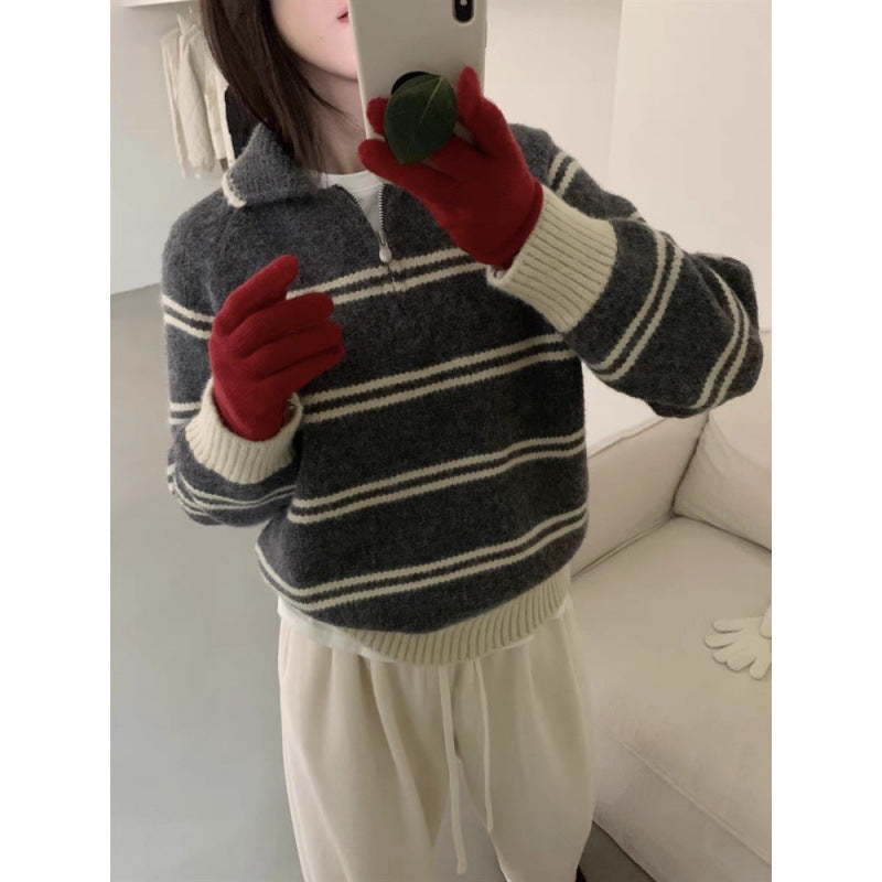 Kvinders strikket pullover med halv lynlås og stribet design Stilla