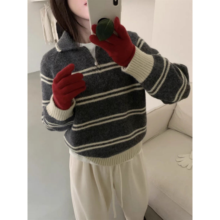Kvinders strikket pullover med halv lynlås og stribet design Stilla