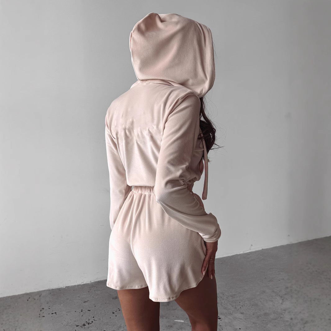 Kvinders sporty kort overall med moderne stående krave og elastisk talje Skovae