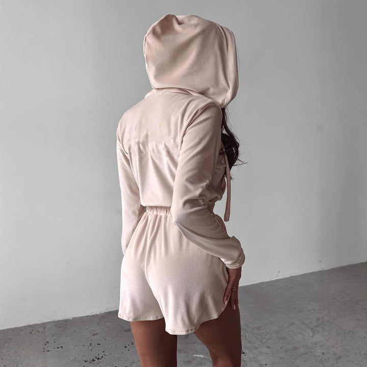 Kvinders sporty kort overall med moderne stående krave og elastisk talje Skovae