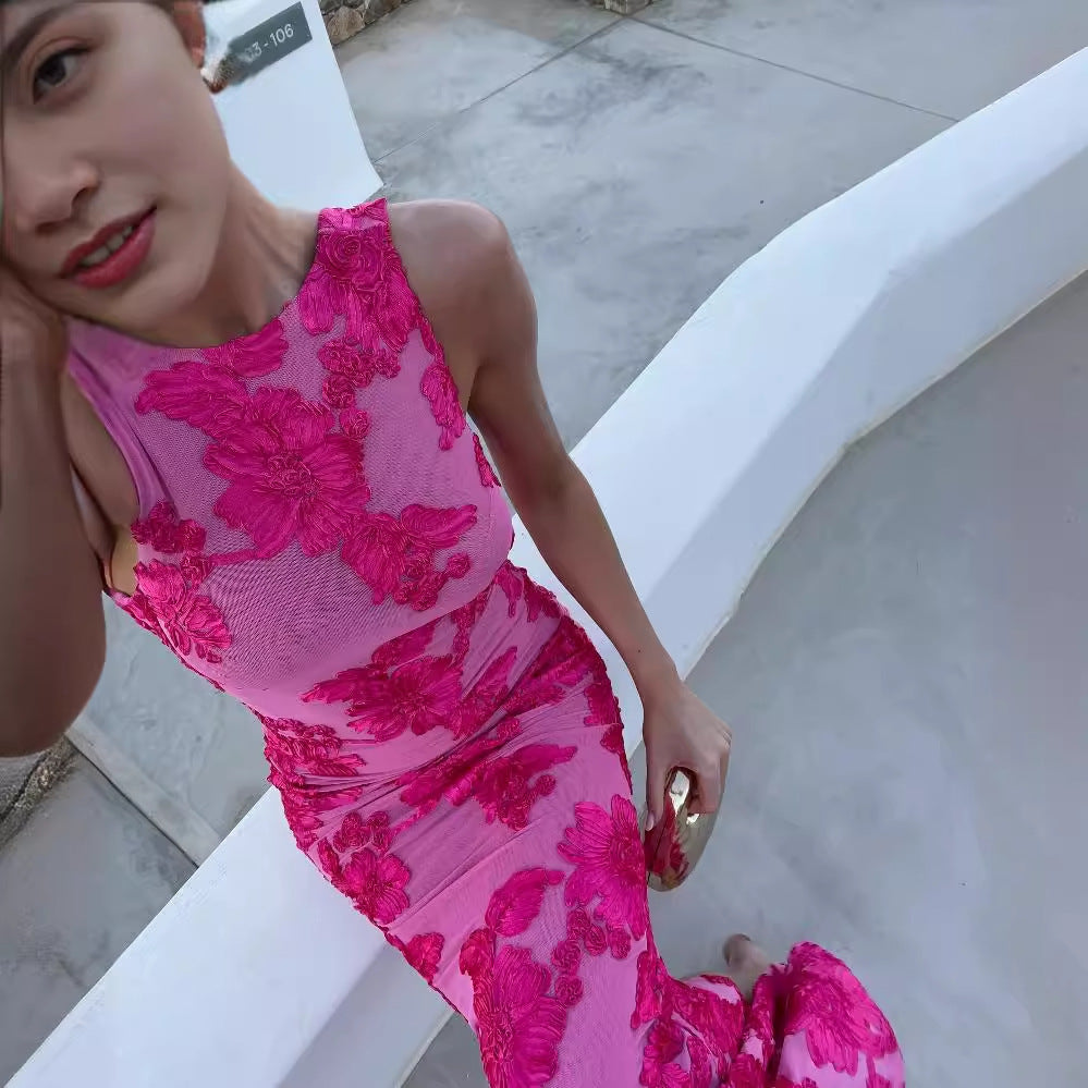 Dame Maxi-kjole med floral 3D-broderedesign og kropsnær silhuet Skovae