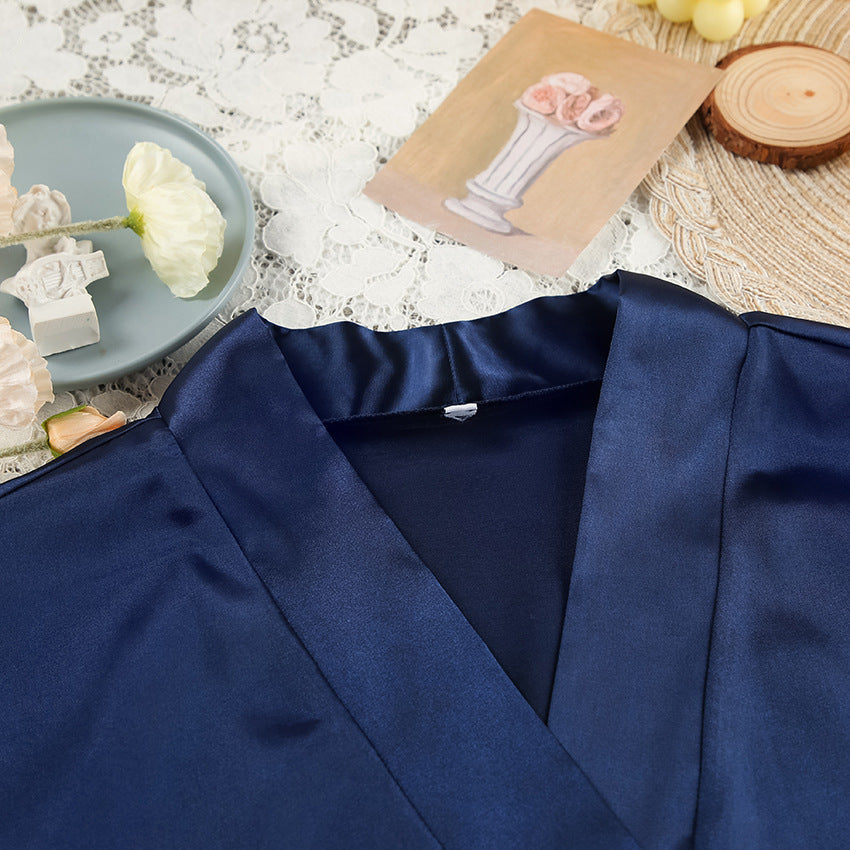 Dame Satin-nattøj med elegante fjeraccentuer Stilla