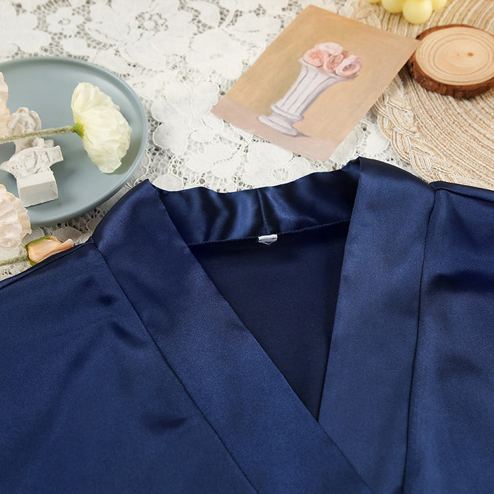 Dame Satin-nattøj med elegante fjeraccentuer Stilla