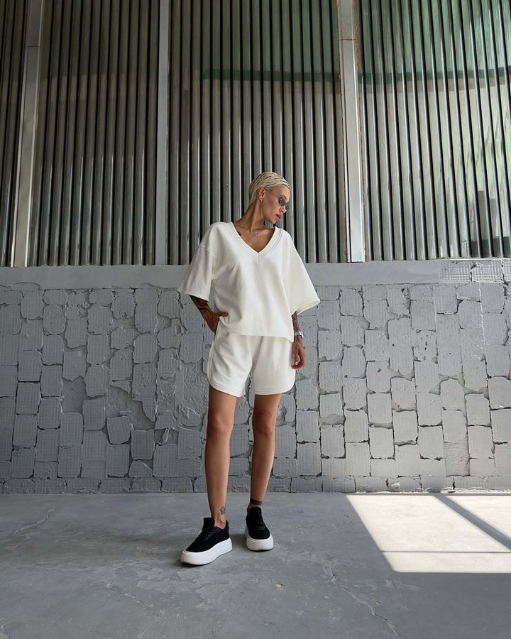 Kvinders afslappede sportsæt med oversized top og komfortable shorts