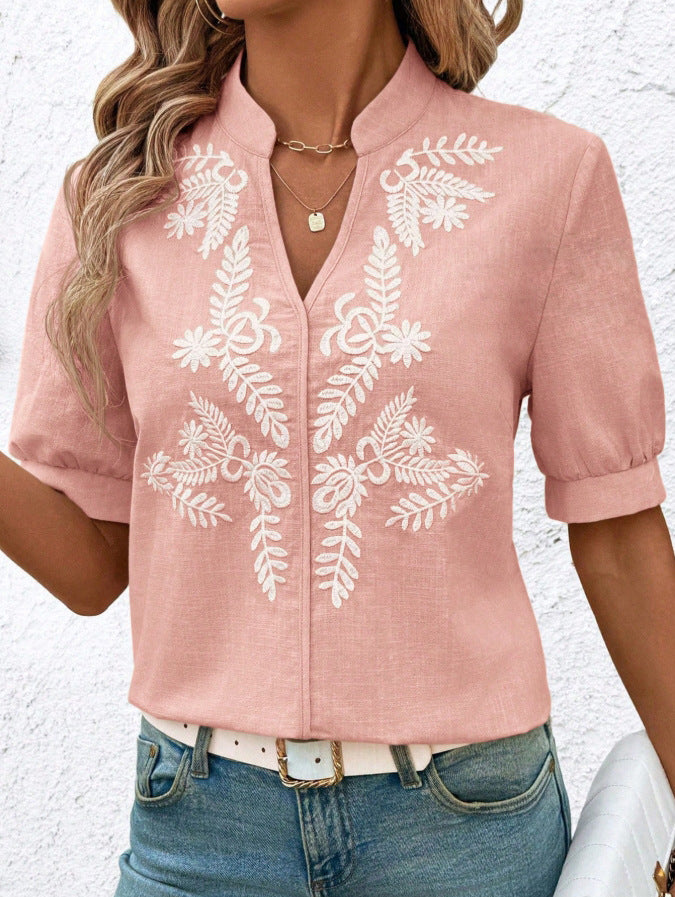 Damebluse med elegant floral broderidesign Stilla