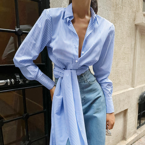Damebluse med moderne længdestriber og elegant sløjfebind Stilla