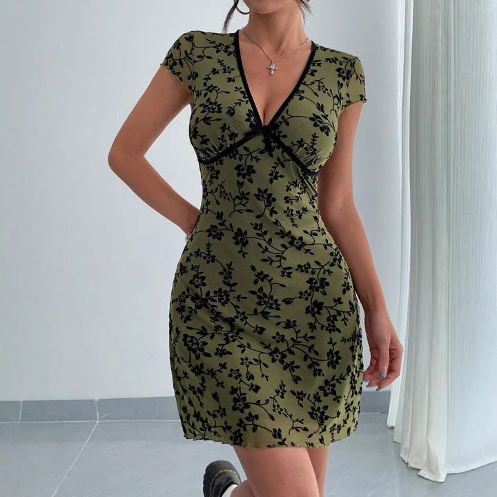 Damer nan figursyet mini kjole med dyb V-udskæring, chiffon-overtræk og floral velourlook Skovae