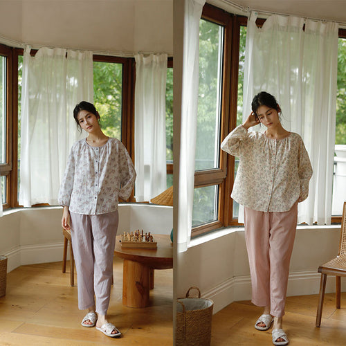 Dame natbluse med delikat blomsterdesign og knapbar front Stilla