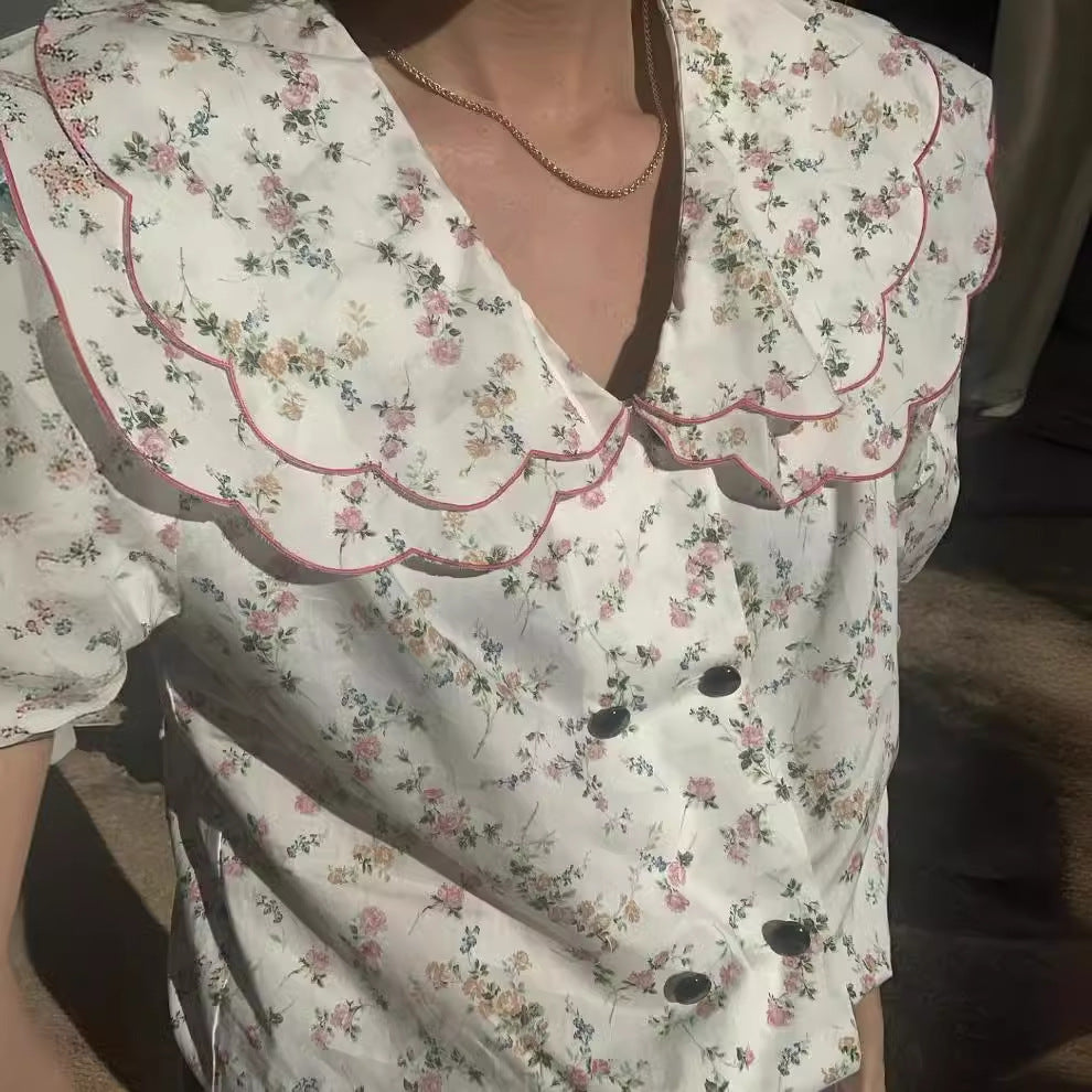 Damebluse med voluminøse puffærmer og blomsteretternet krave Stilla