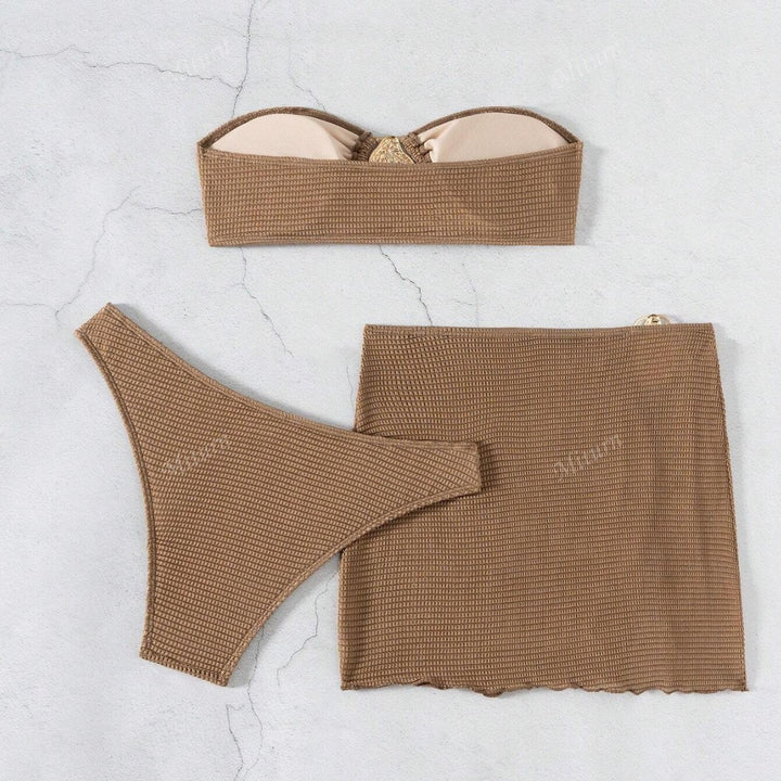 Dame bikini-sæt med dekoreret sarong og elegant bandeau-top Skovae