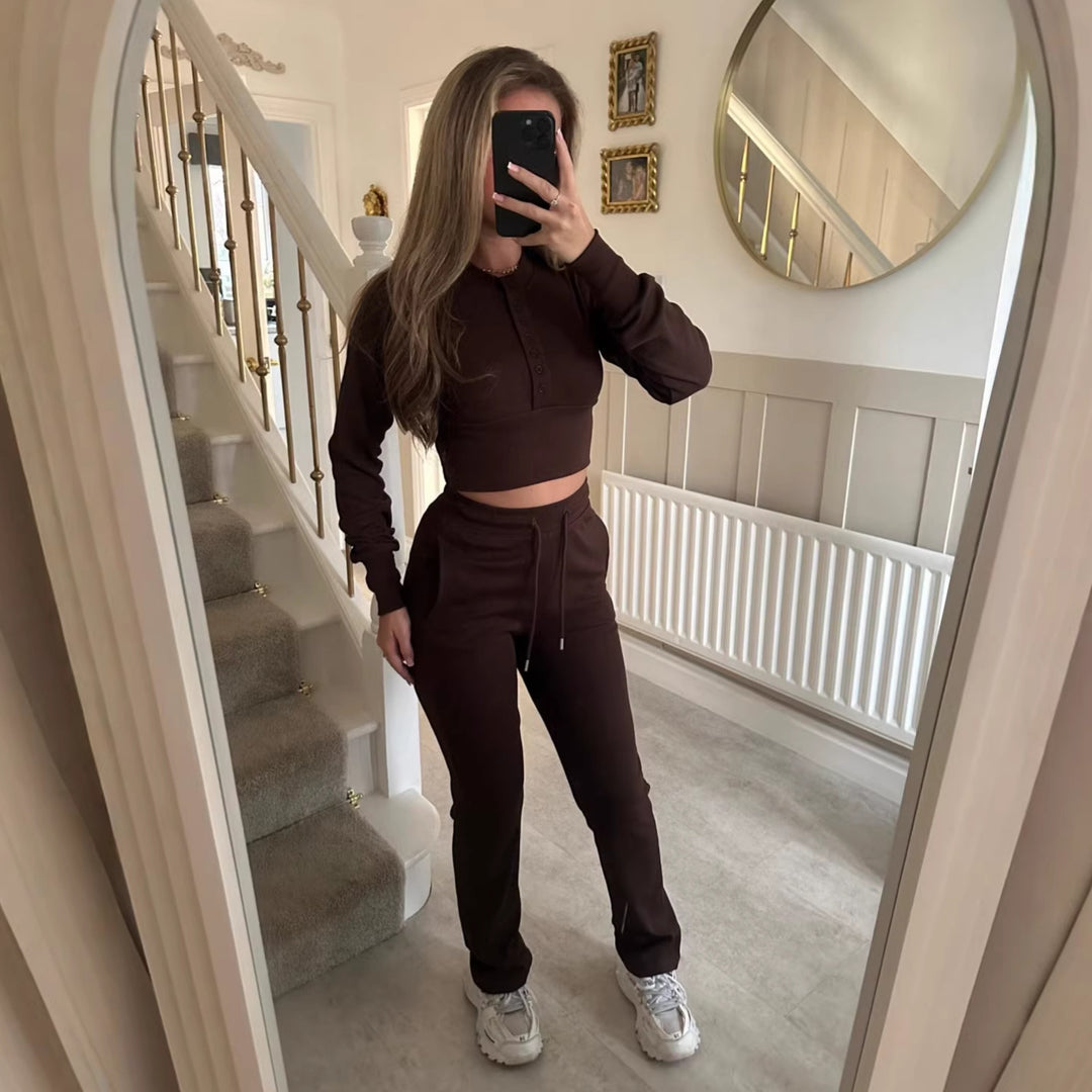 Kvinders afslappede fritidssæt med cropped sweatshirt og komfortable joggers