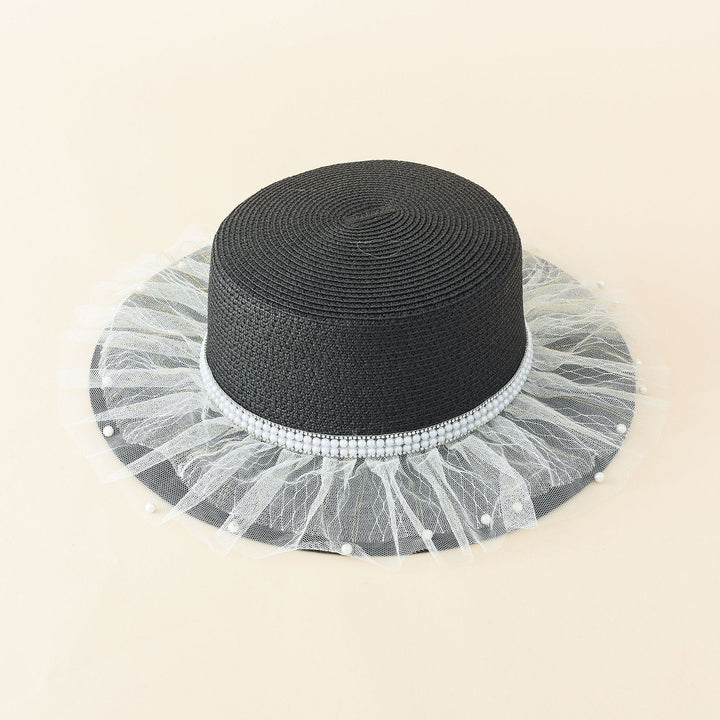 Dame Elegant Solhat med Fin Tyllkant og Stilfuld Perleudsmykning Skovae