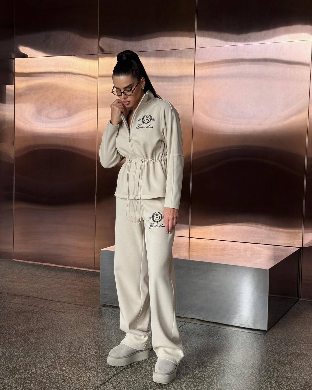 Kvindernes sporty loungewear sæt med høj krave og elastisk talje Stilla