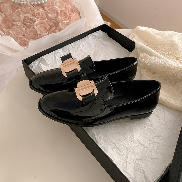 Dame elegante Loafer med moderigtigt spænde detaljer og glinsende overflade Stilla