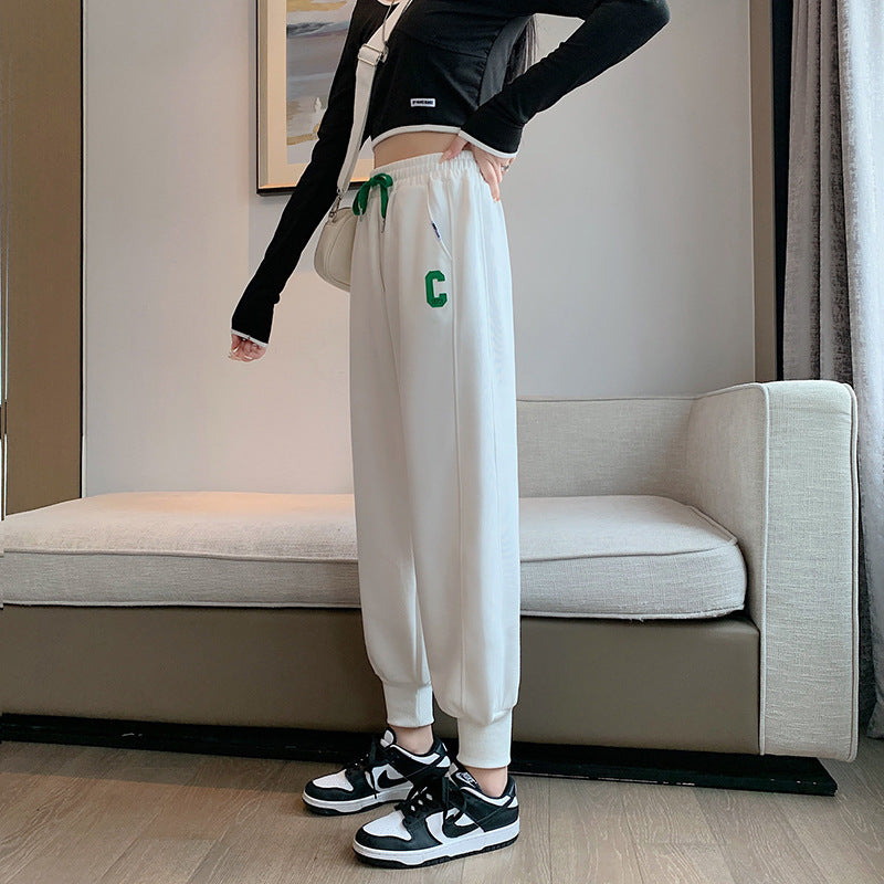 Kvindernes sporty loungewear sæt med cropped top og afslappede sweatpants Stilla