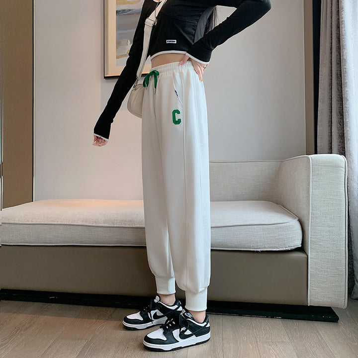 Kvindernes sporty loungewear sæt med cropped top og afslappede sweatpants Stilla