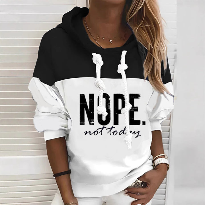 Dame nan sporty-urban hoodie med statement-print, markante snøre og ballonærmer Skovae