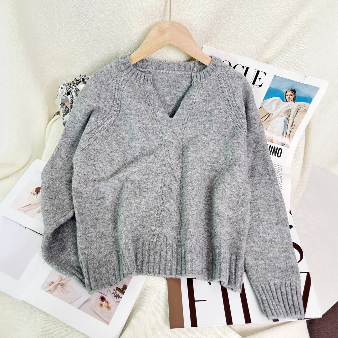 Kvinders strikket sweater med dyb V-hals og kabelmønster Stilla
