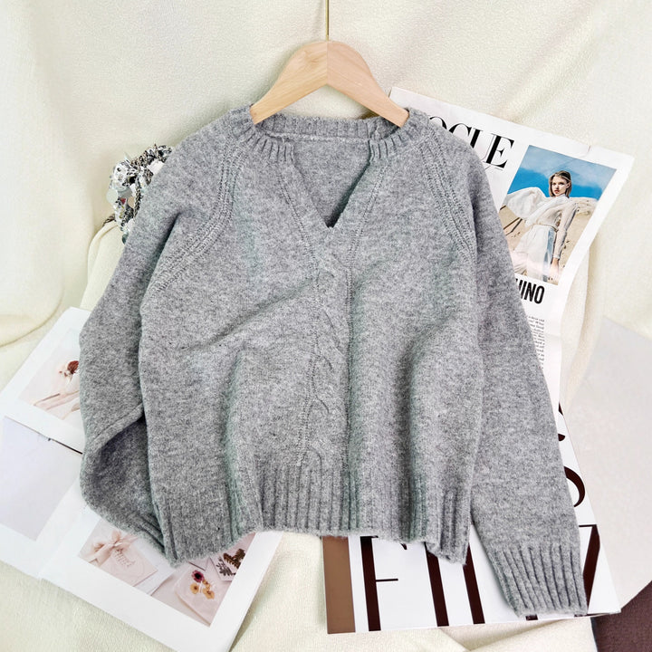 Kvinders strikket sweater med dyb V-hals og kabelmønster Stilla