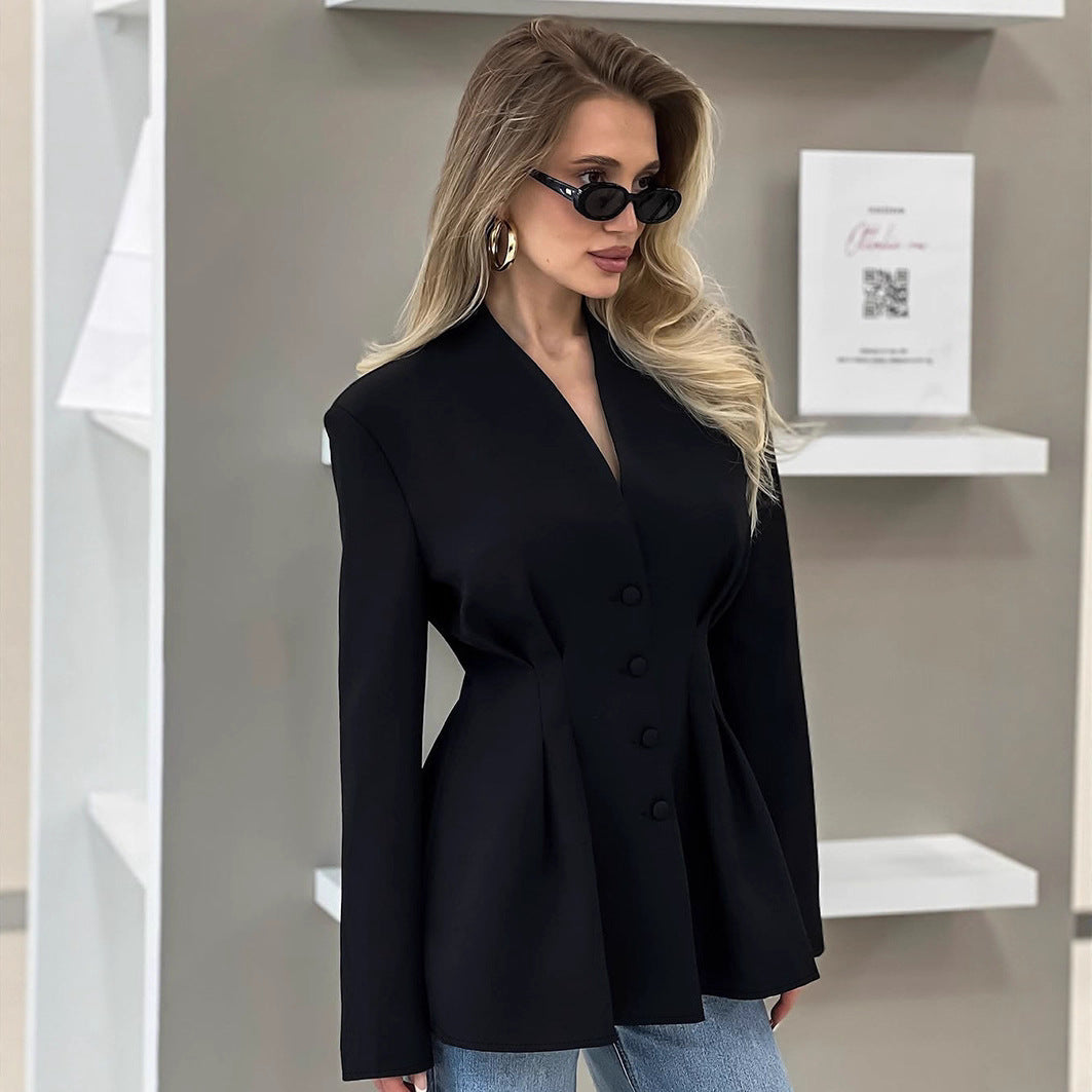 Dame nan figurbetonende blazer med wienersømme, betrukne knapper og taljeret plisseret silhuet skovae