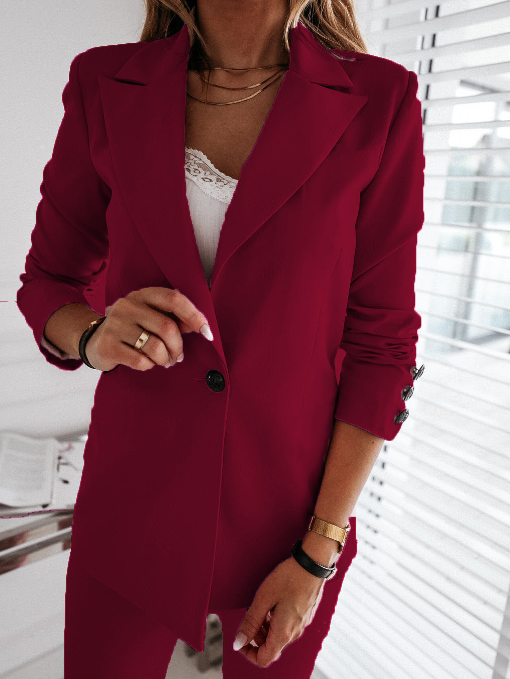 Dame elegant blazer-sæt med figursyet pasform og moderne snit Stilla
