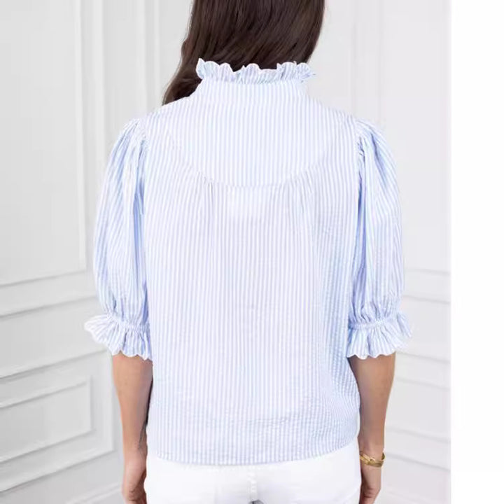 Damebluse med flatterende ståkrave og flæsedetaljer Stilla