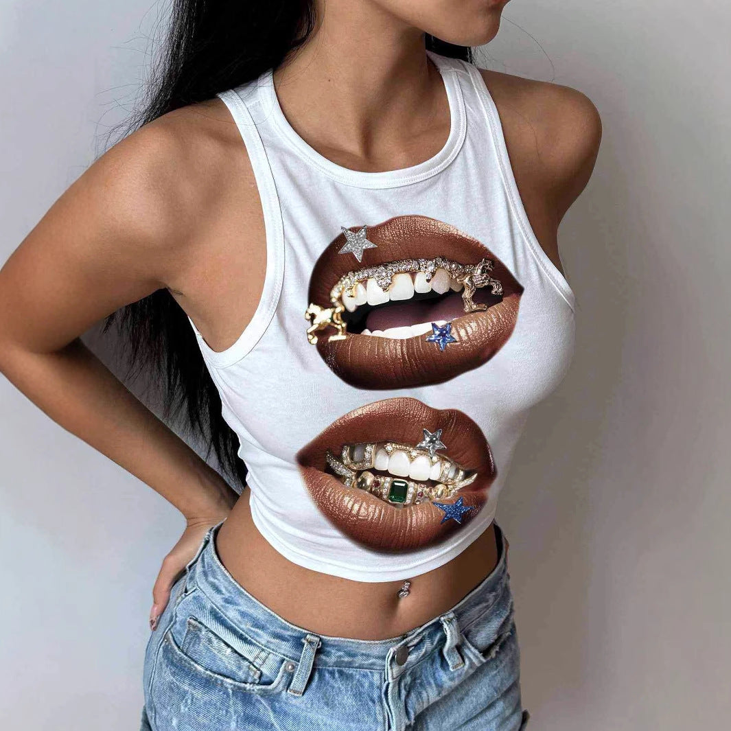 Dame tanktop med kunstnerisk læbe motiv og tætsiddende snit Skovae