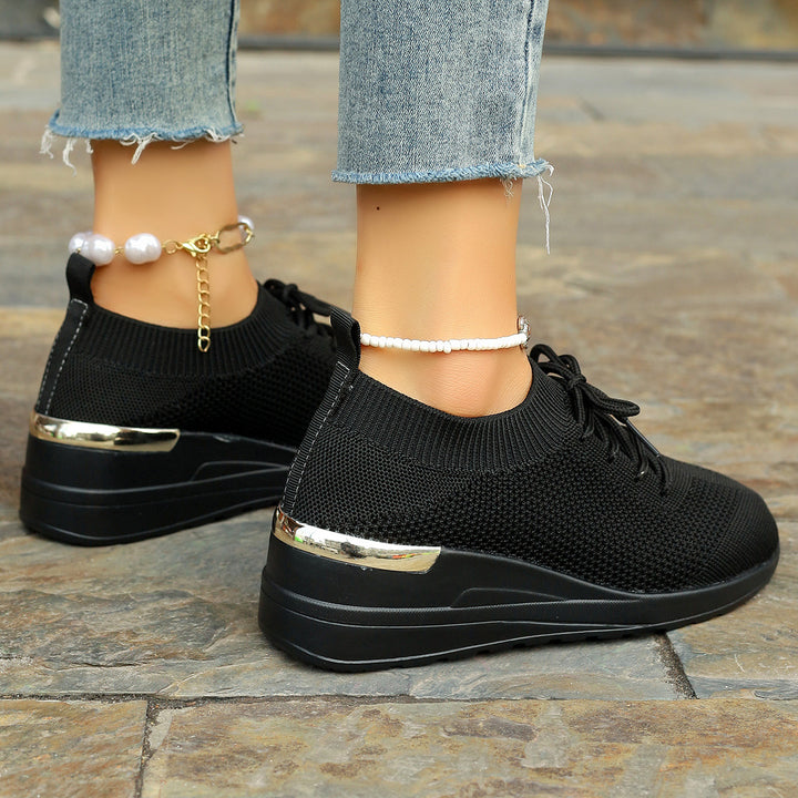 Dame Elegante og sporty Sneakers med åndbart strikmateriale og komfortabel plateau Stilla
