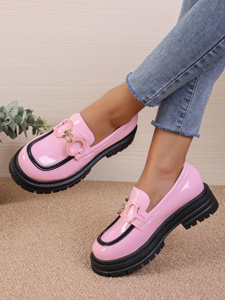 Dame Chunky Loafers med glansfuld lakoverflade og trendy kædeaccent Stilla