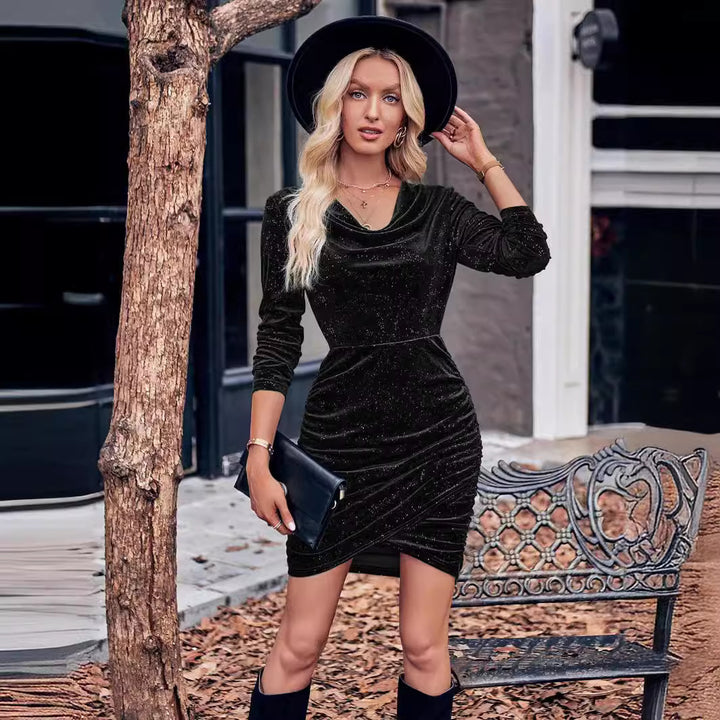 Dame figurtilpasset omslagskjole med elegante draperingselementer Stilla