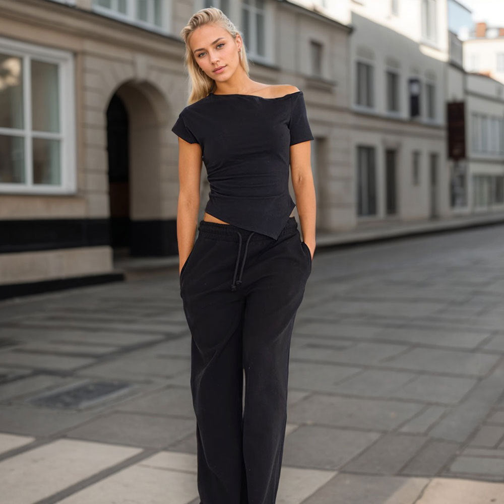 Kvindernes asymmetriske top med moderigtig halterneck design og dekorativt udsnit Stilla