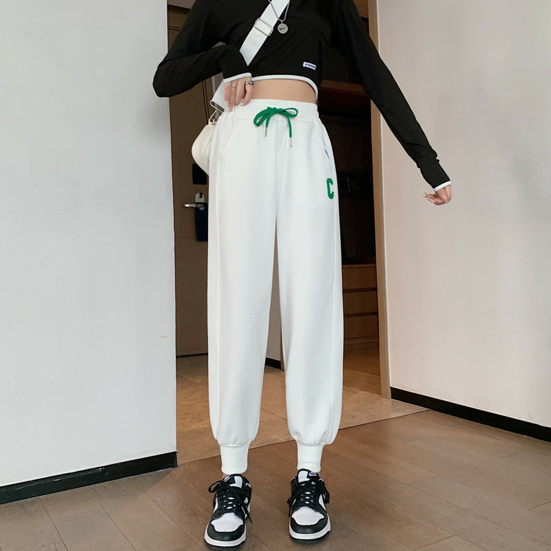 Kvindernes sporty loungewear sæt med cropped top og afslappede sweatpants Stilla