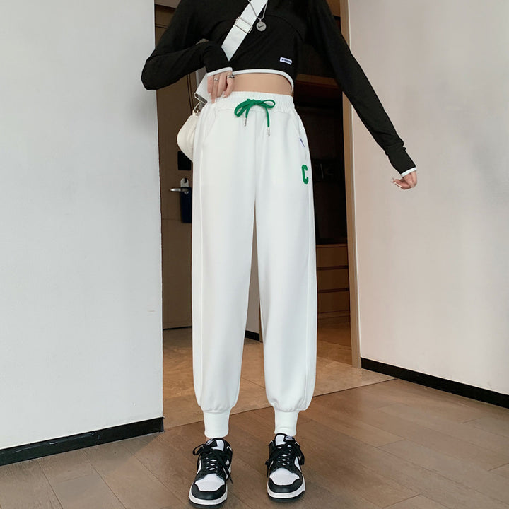 Kvindernes sporty loungewear sæt med cropped top og afslappede sweatpants Stilla