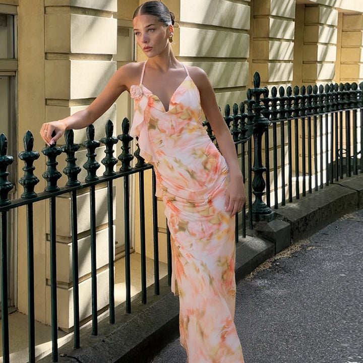 Dame Elegant aftenkjole med kreative flæser og dyb halterneck Stilla